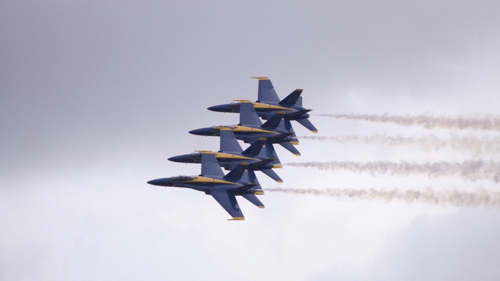 “健力运动:高新体育中心赛场见证力量与毅力的极限较量”