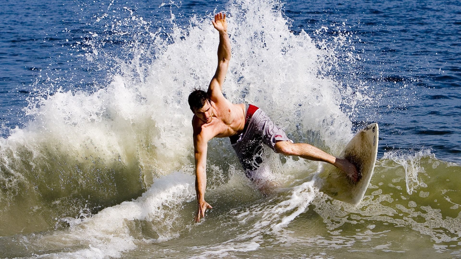 开云体育平台-勇士大胜太阳，库里带队稳住领先，最终逆转取胜，勇士胜太阳获4连胜